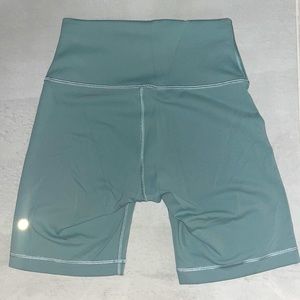 Lululemon Wunder Train Contour Fit High-Rise Short 8"